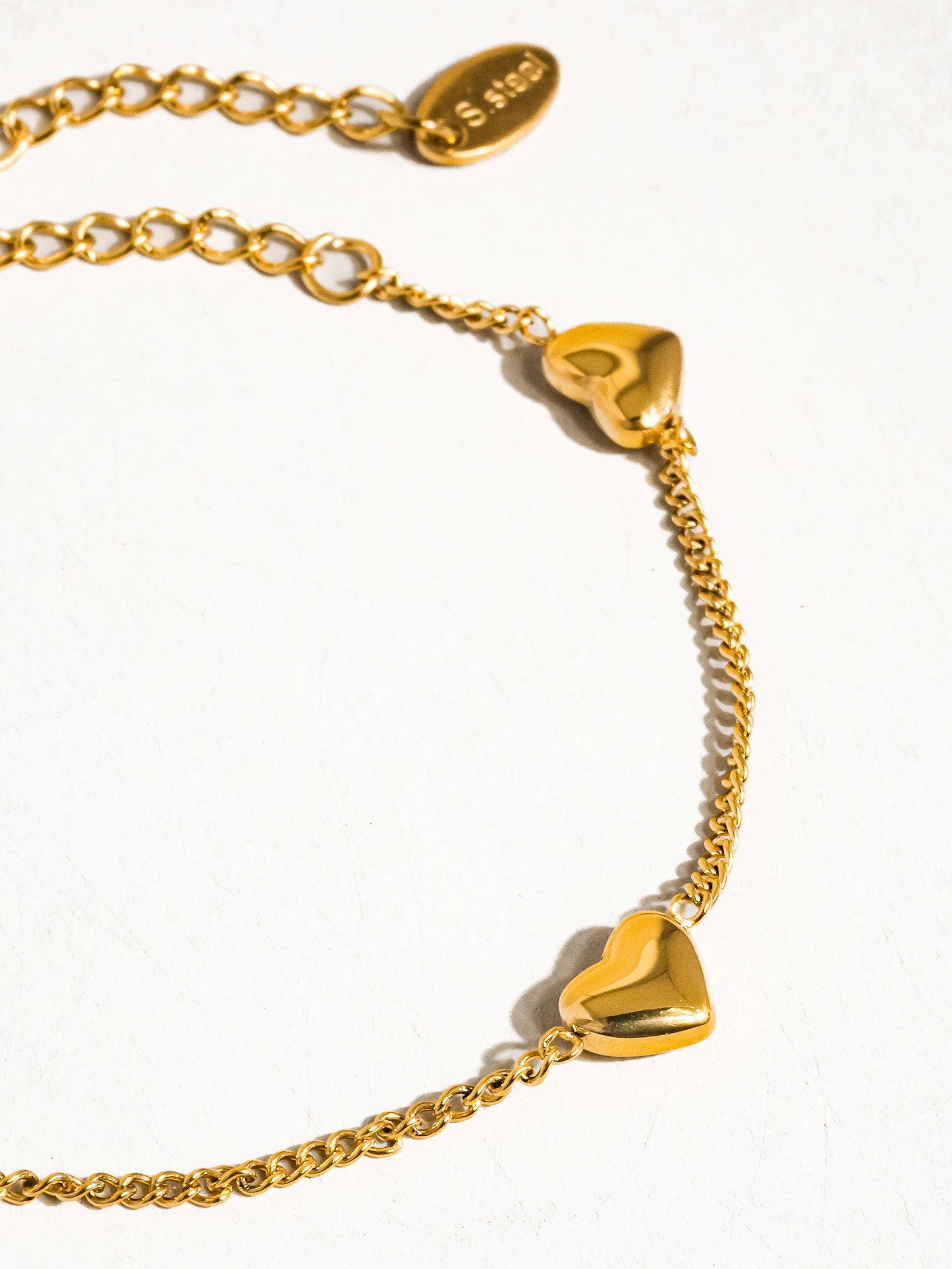 Vivre 18K Gold Non-Tarnish Petite Heart Necklace: Yellow Gold